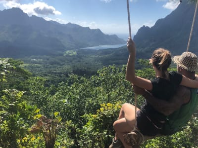 Hike in the Ōpūnohu valley in Moorea