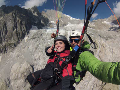 Tandem-Paragliding-Kampf im Aosta-Tal