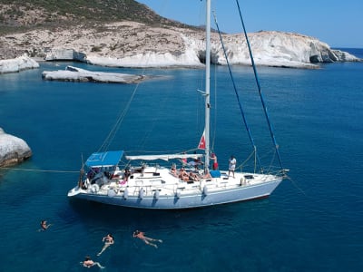 Vuelta en velero a Milos y Poliegos desde Adamas