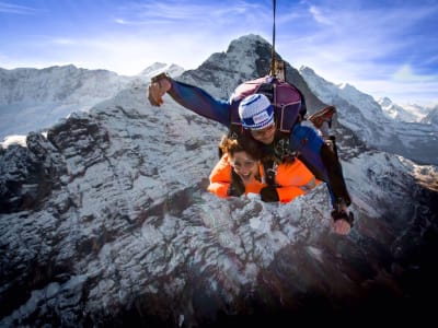 Tandem-Fallschirmsprung aus Helikopter vor Eiger Nordwand bei Interlaken