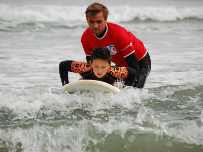 Cours de surf collectif à Hendaye