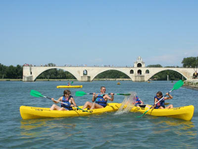 Alquiler de canoas y kayacs bajo el Puente de Avignon