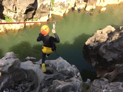 Abstieg von der Diable-Schlucht in Saint-Guilhem-le-Désert, in der Nähe von Montpellier