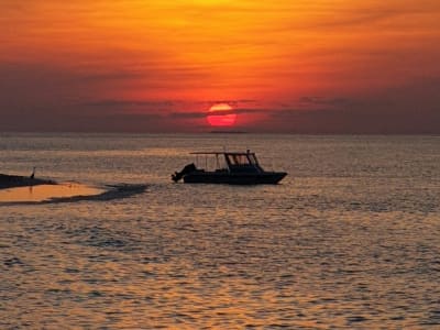 Bootsfahrt bei Sonnenuntergang und Aperitif in Marsala, in der Nähe von Trapani, Sizilien