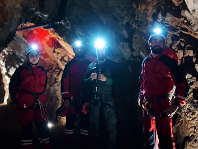 Excursión en rappel por el túnel de la fortaleza subterránea de la II Guerra Mundial