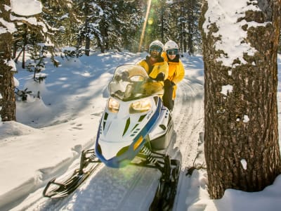 Excursión en moto de nieve desde Banhs de Tredòs por el Valle de Arán, cerca de Baqueira