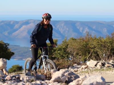 Descenso en bicicleta de montaña por Vidova Gora desde Supetar, isla de Brač 