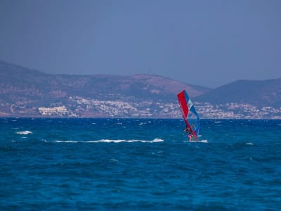 Lección de windsurf desde la playa de Psalidi en Kos