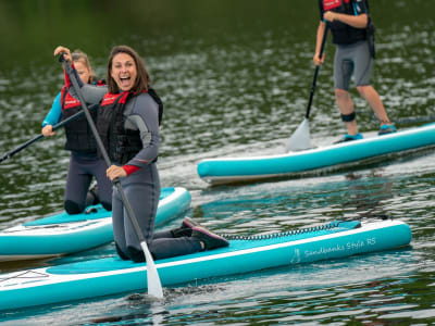 Standup Paddleboarding al norte de Swansea en el embalse de Lower Lliw