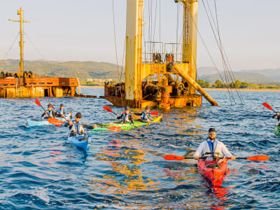 Excursion en kayak de mer au coucher du soleil pour découvrir une épave, des mines de métaux et la spéléologie de Ravdoucha dans la baie de Kissamos