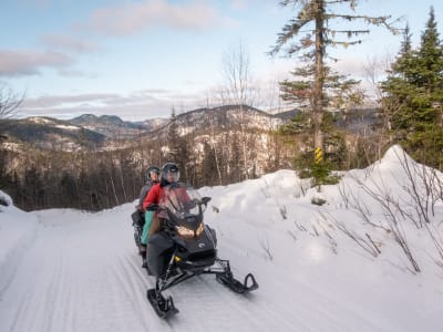 Excursión guiada en moto de nieve por el Bas-Saguenay desde L'Anse-Saint-Jean