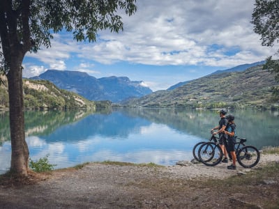 Excursión guiada en bicicleta eléctrica de Arco al lago Cavedine, cerca del lago de Garda