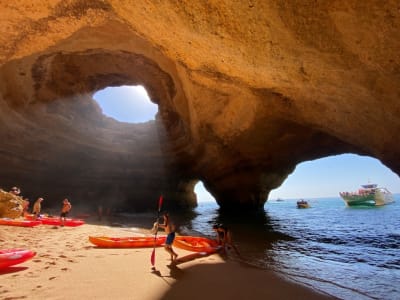 Excursión guiada en kayak a la cueva de Benagil, en el Algarve