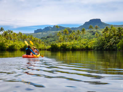 Kajakfahren auf dem Faaroa-Fluss auf der Insel Raiatea