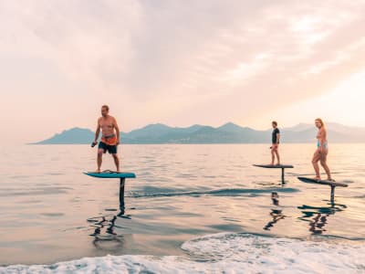 Sesión de iniciación al surf eléctrico y alquiler en la bahía de Saint-Tropez