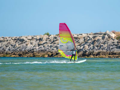 Clase de Windsurf en Ria de Alvor cerca de Lagos, Algarve