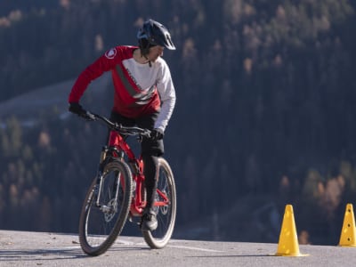 Curso de iniciación a la bicicleta de montaña cerca de Innsbruck, en los Alpes