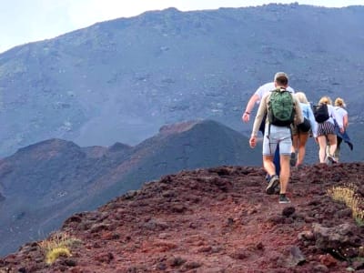 Senderismo al atardecer en el Etna