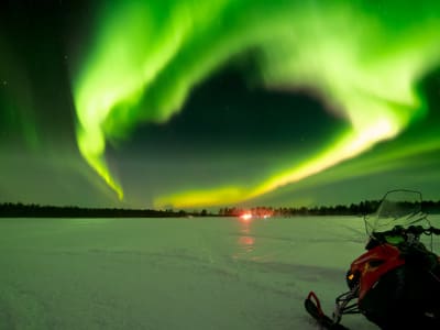 Safari en moto de nieve con auroras boreales en Levi 