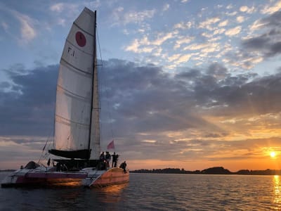 Katamaran-Kreuzfahrt an der Côte d'Azur bei Sonnenuntergang