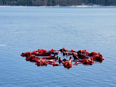 Eisschwimmen in Puumala, Finnland