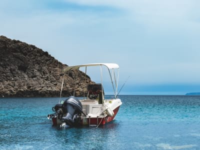 Alquile un barco (sin licencia) y explore las bahías secretas de la península de Rodopou, desde Kolymbari