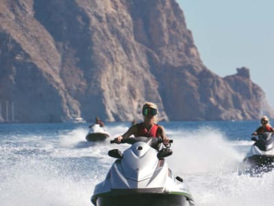 Jet-Ski-Safari vom Strand von Perivolos zum Schwarzen Berg, Santorin