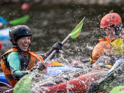 Wildwasserkajak-Ausflug für Anfänger auf dem Fluss Raundalen in Voss