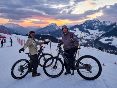 Private nächtliche Fahrt mit dem Elektro-Mountainbike auf Schnee in Le Grand-Bornand mit Aperitif