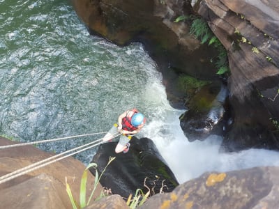 Descente en rappel des chutes de Sabie, près du parc national Kruger