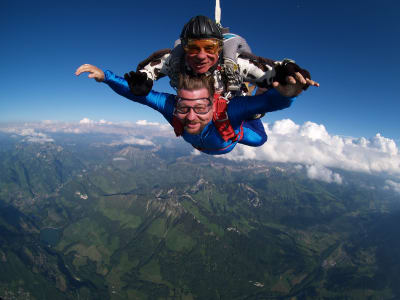 Salto en tándem desde 4000 metros en Gruyeres, Suiza