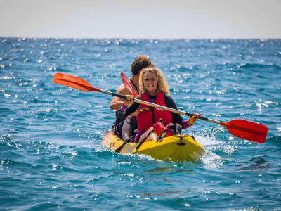 Excursion guidée en kayak et en plongée libre à La Herradura, dans le parc naturel Acantilados de Maro-Cerro Gordo, Grenade