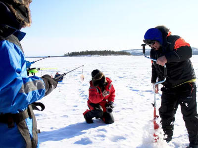 Safari de pêche sur glace et expérience avec les rennes au lac Inari depuis Ivalo