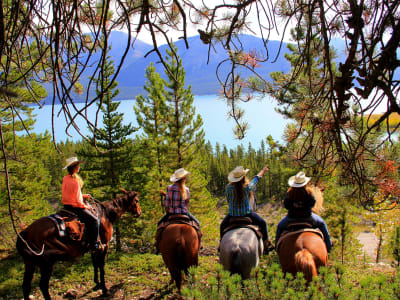 Hubschrauberflug und Reiten im Herzen der kanadischen Rocky Mountains in Alberta