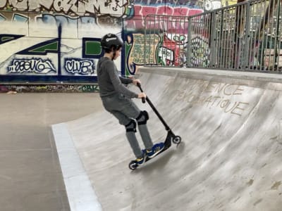 Freestyle-Scooter-Parcours im Skatepark von Bercy in Paris