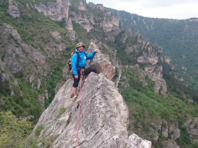 Escalada en los acantilados de las Gargantas del Tarn, cerca de Millau