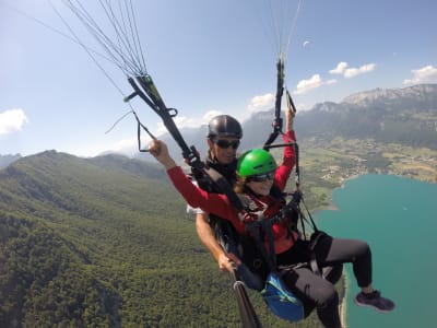 Tandem paragliding flight in Annecy