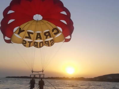 Parasailing-Flug vom Saint George Beach, Perissa, Santorini