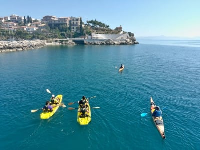 Kayak de mer au lever du soleil, grottes et séance de yoga sur la côte de Paralio Astros