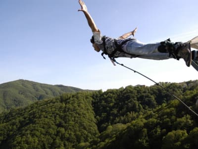 Puenting desde el puente del Coloso (152 m) en Veglio Mosso, cerca de Milán y Turín