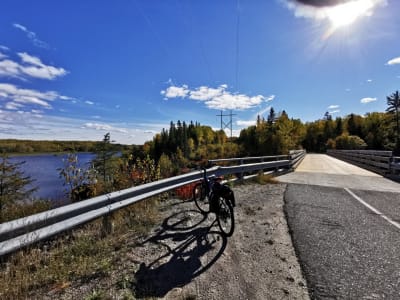 Bierverkostung und Radfahren mit Führer am Lac-Saint-Jean bei Saguenay