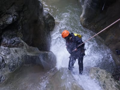 Mega Rema Canyon avec une chute d'eau de 35m (115ft) près d'Athènes