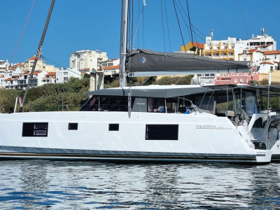 Croisière en catamaran de luxe au départ de Lagos, le long de la côte de l'Algarve