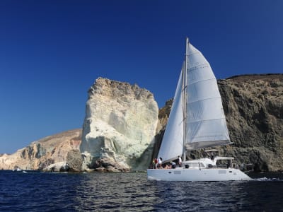 Crucero en catamarán desde el puerto deportivo de Vlychada en Santorini con almuerzo