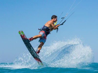 Clases de kitesurf en la playa de Theologos en Rodas