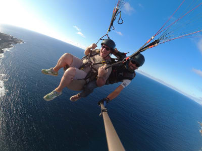 Gleitschirmfliegen in der Nähe von Costa Teguise auf Lanzarote, Kanarische Inseln