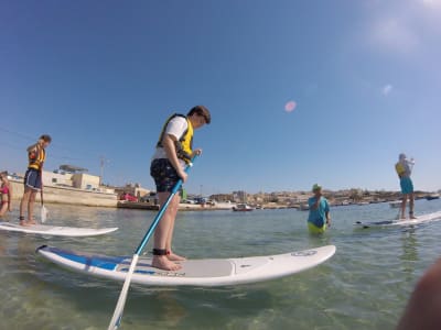Lección de Stand Up Paddle en la bahía de Mellieha Beach, Malta