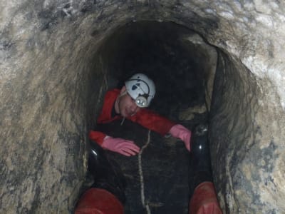 Höhlenforschung im unterirdischen Fluss von Vicdessos, Pyrenäen-Ariégeoises