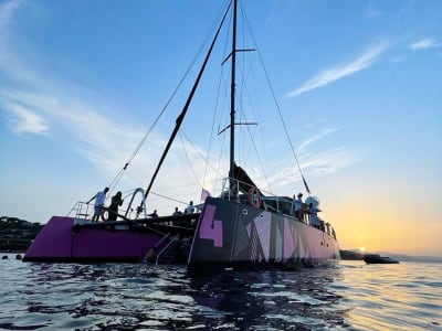 Katamaranfahrt bei Sonnenuntergang in der Bucht von Quiberon, Morbihan