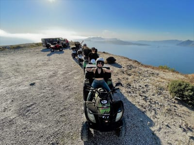 Safari en quad depuis la plage de sable noir de Perissa à Santorin